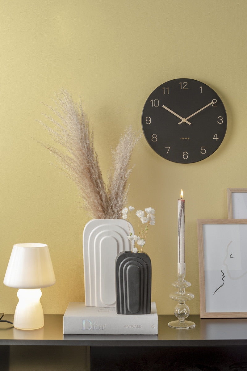 Horloge Murale Charm avec Chiffres Gravés (2 tailles) - Present Time