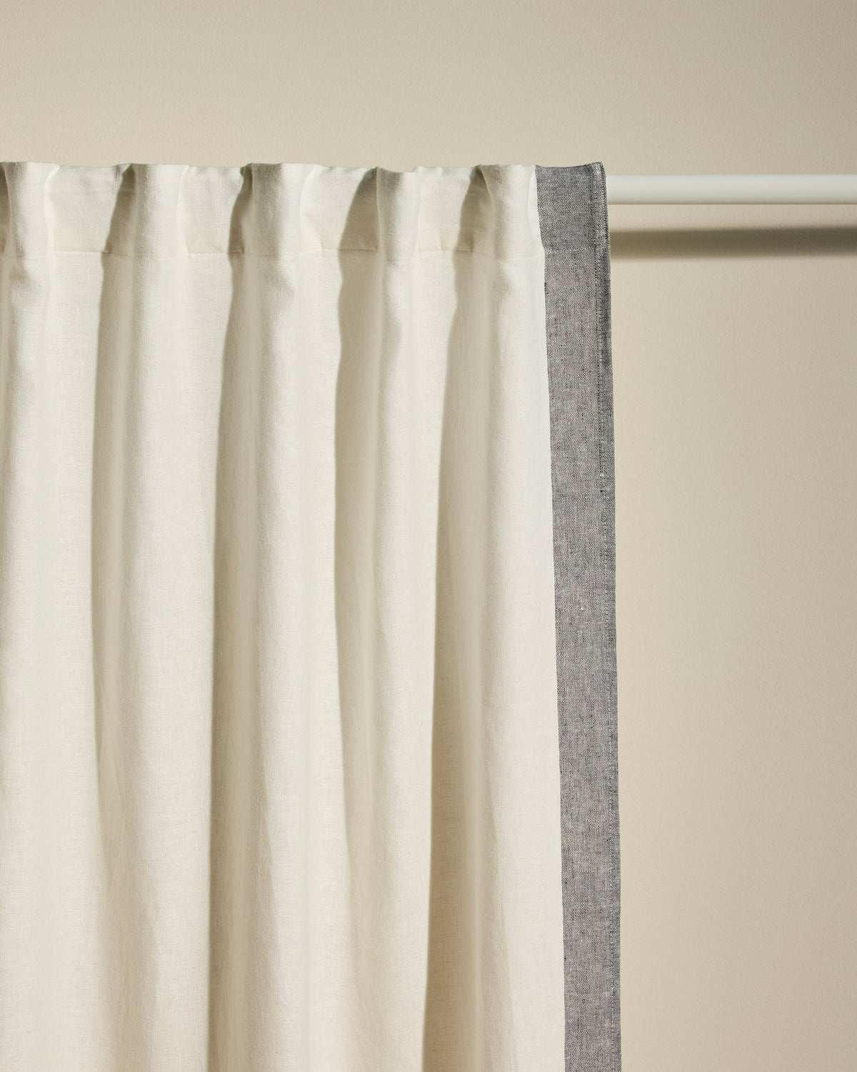 Rideau Ava en Lin Bande Tissé Jasmin & Noir H.295 cm x L.170 cm. - Maison Sarah Lavoine
