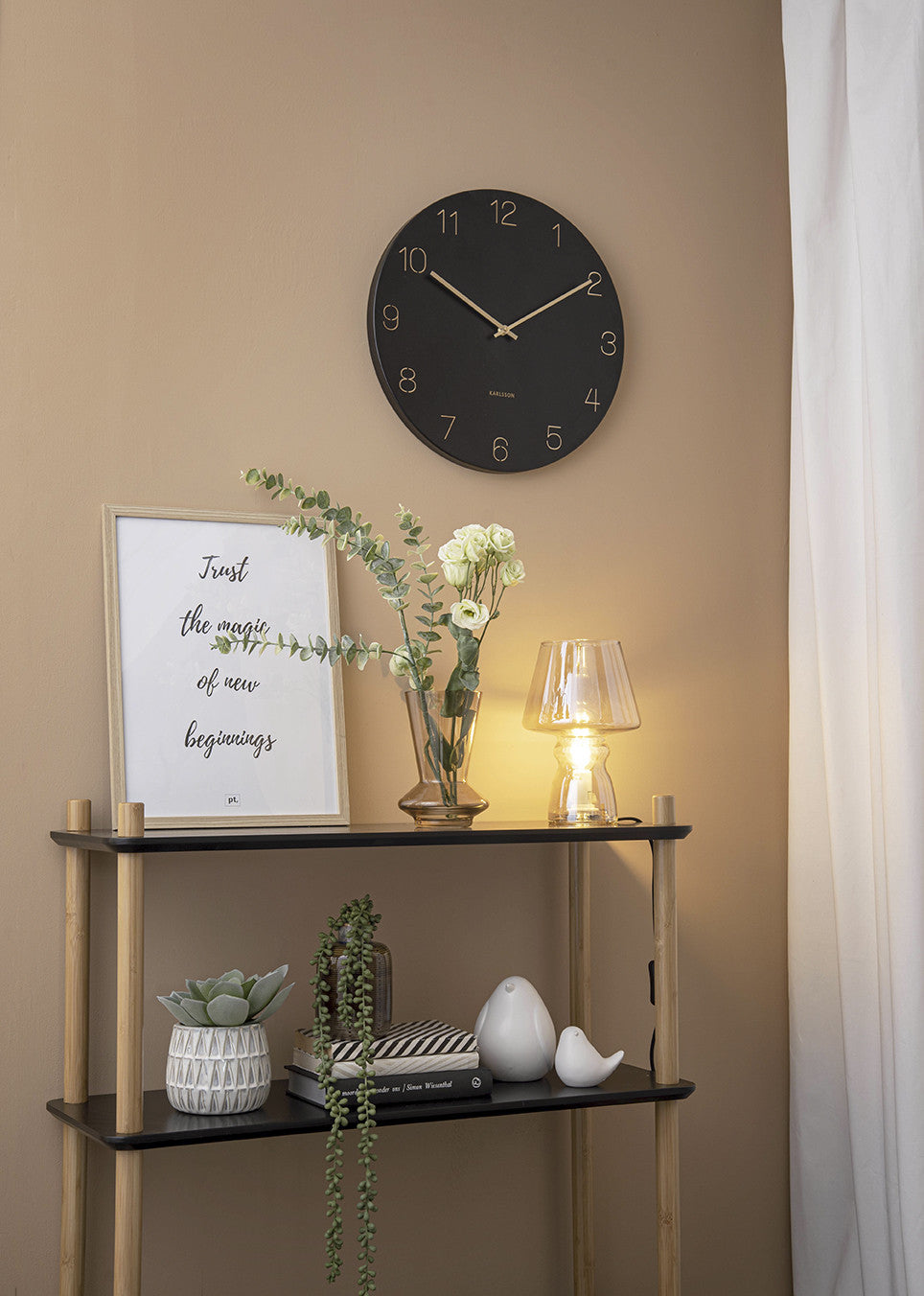 Horloge Murale Charm avec Chiffres Gravés (2 tailles) - Present Time