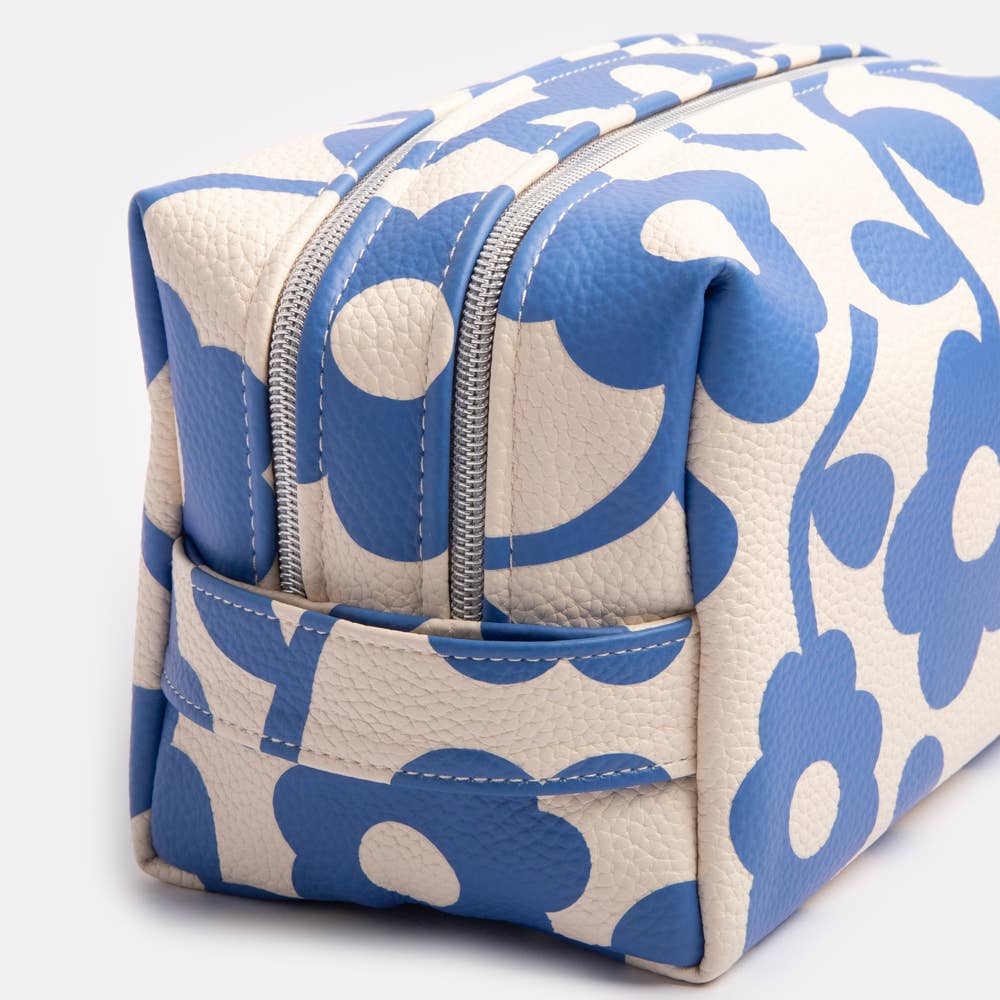 Trousse de Toilette XL aux Motifs de Fleurs Bleues - Caroline Gardner