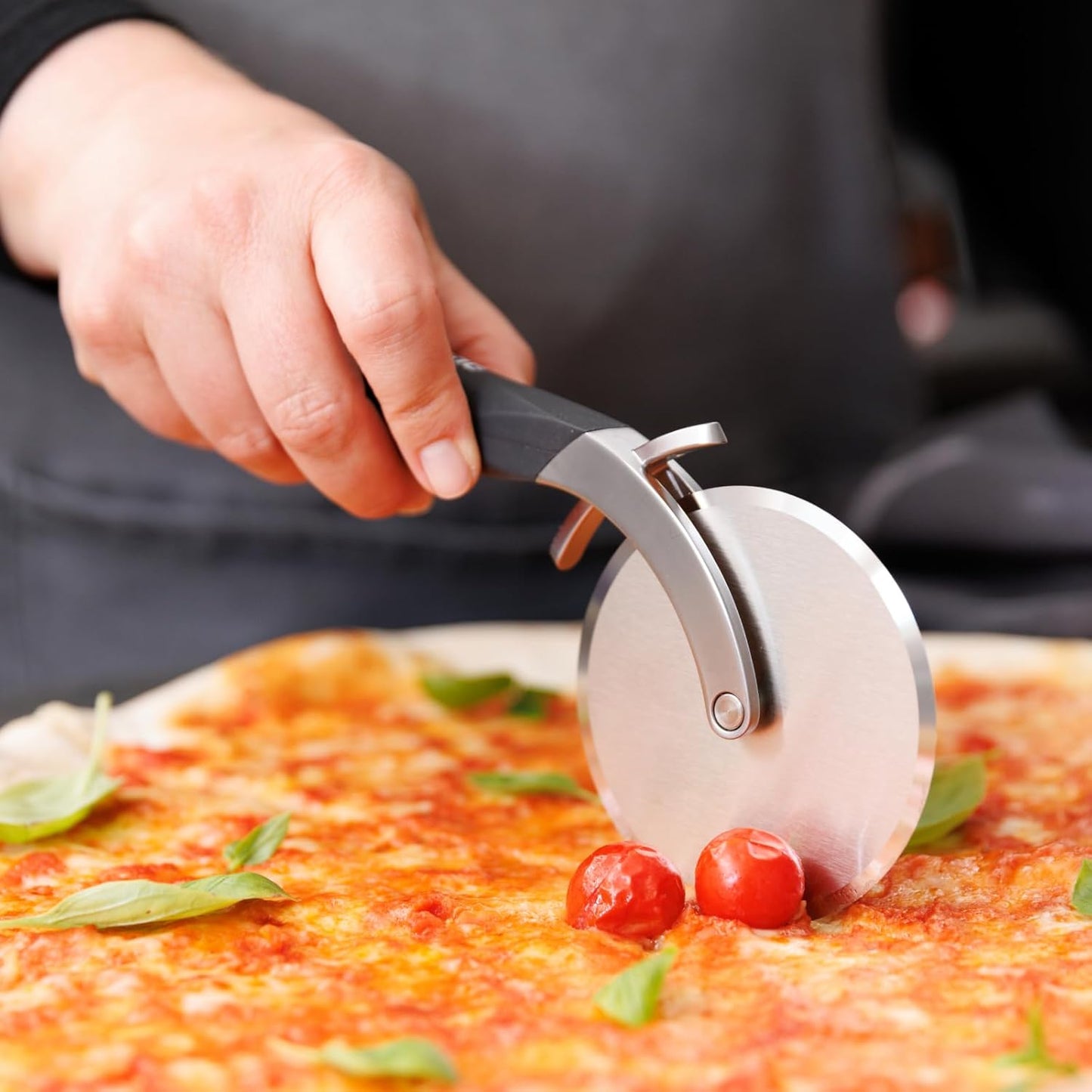 Roulette à Pizza avec Dough Docker Pique-Pâte - Microplane