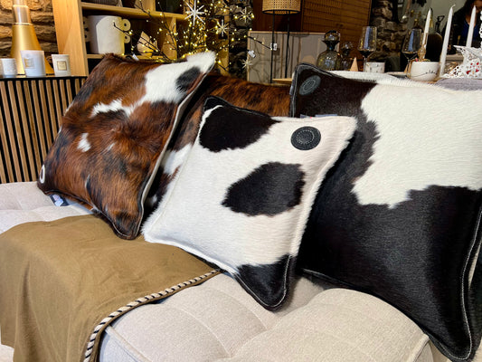 Coussin en Peau de Vache Noir/Blanc et Feutre - L'Atelier des Tanneries