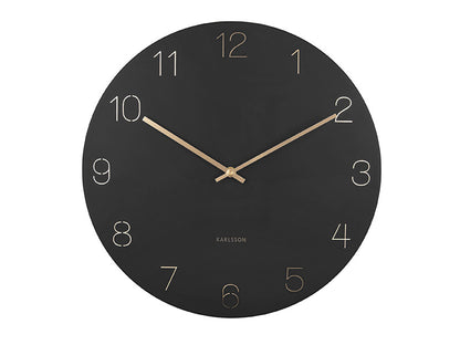Horloge Murale Charm avec Chiffres Gravés (2 tailles) - Present Time