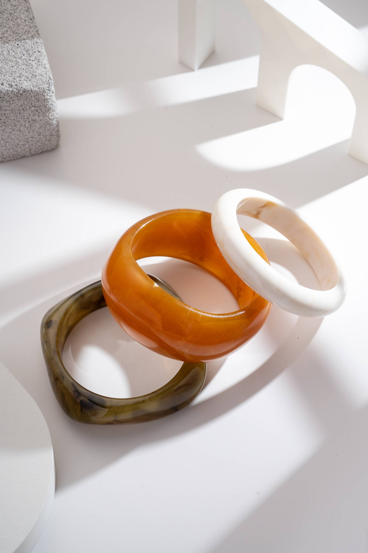 Bracelets Jonc résine formes organiques, couleurs chic