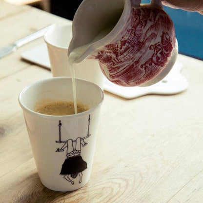 Tasse en Porcelaine avec Illustration "Fille au Trapèze" - Helen B