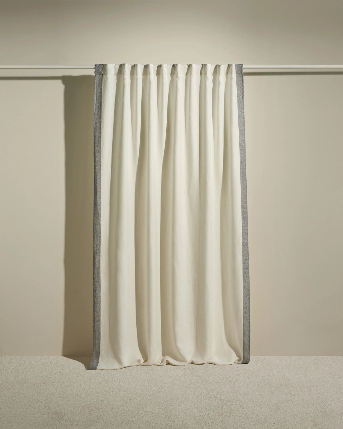 Rideau Ava en Lin Bande Tissé Jasmin & Noir H.295 cm x L.170 cm. - Maison Sarah Lavoine
