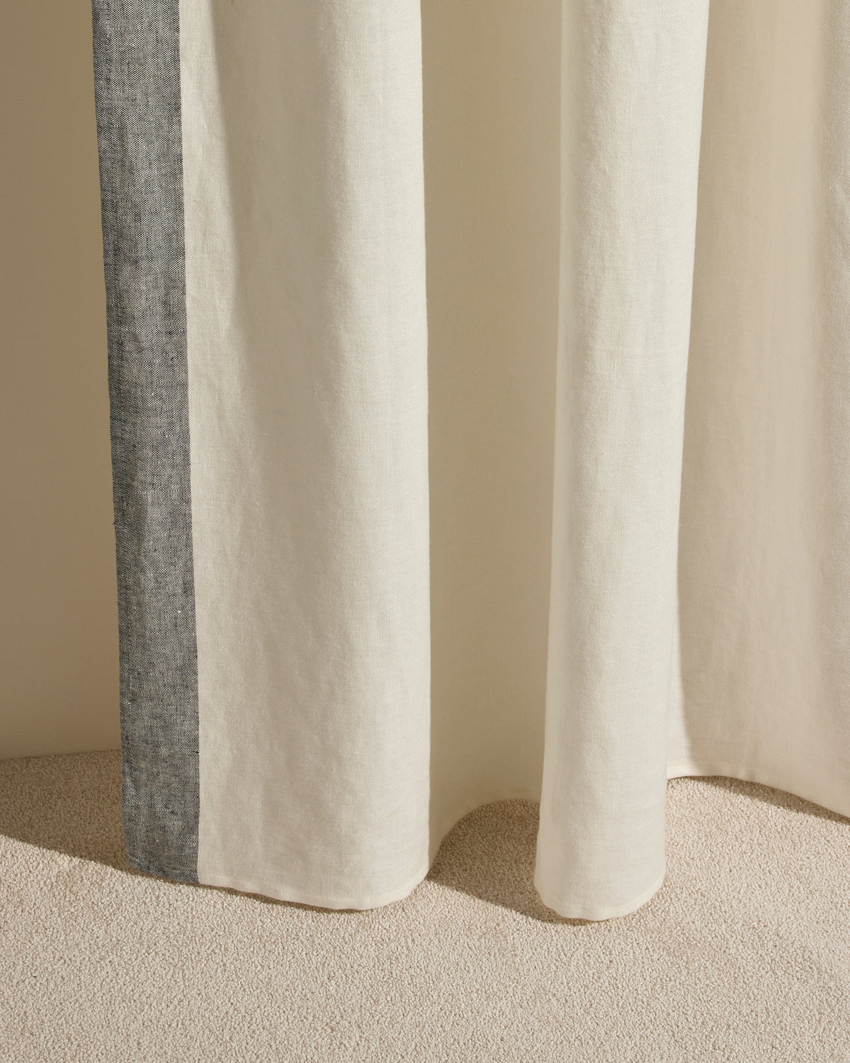 Rideau Ava en Lin Bande Tissé Jasmin & Noir H.295 cm x L.170 cm. - Maison Sarah Lavoine