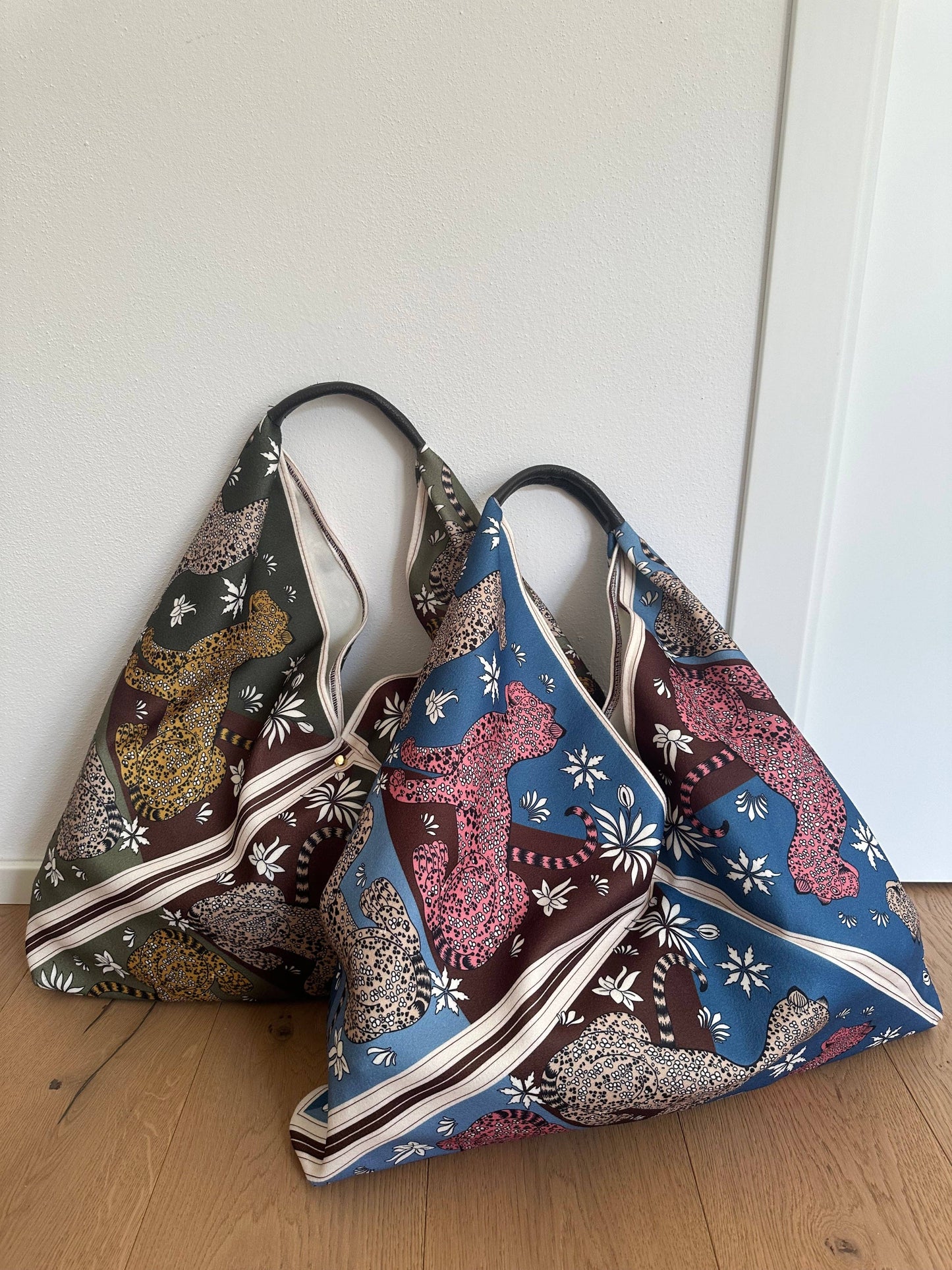 Sac Foulard Large avec Poignée en Cuir Véritable Motifs Félins - Une Autre Maison