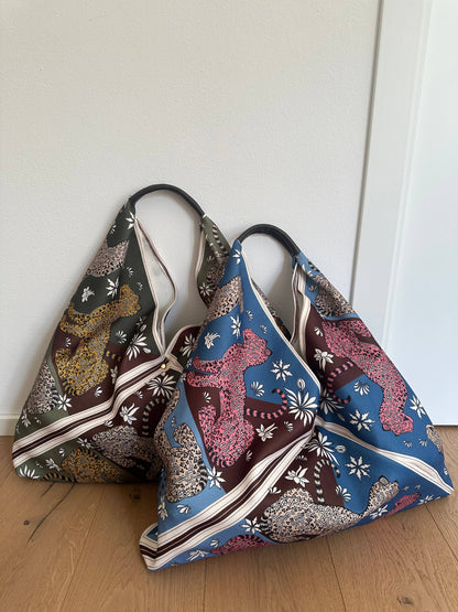Sac Foulard Large avec Poignée en Cuir Véritable Motifs Félins - Une Autre Maison