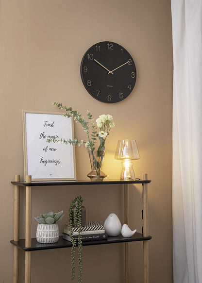 Horloge Murale Charm avec Chiffres Gravés (2 tailles) - Present Time