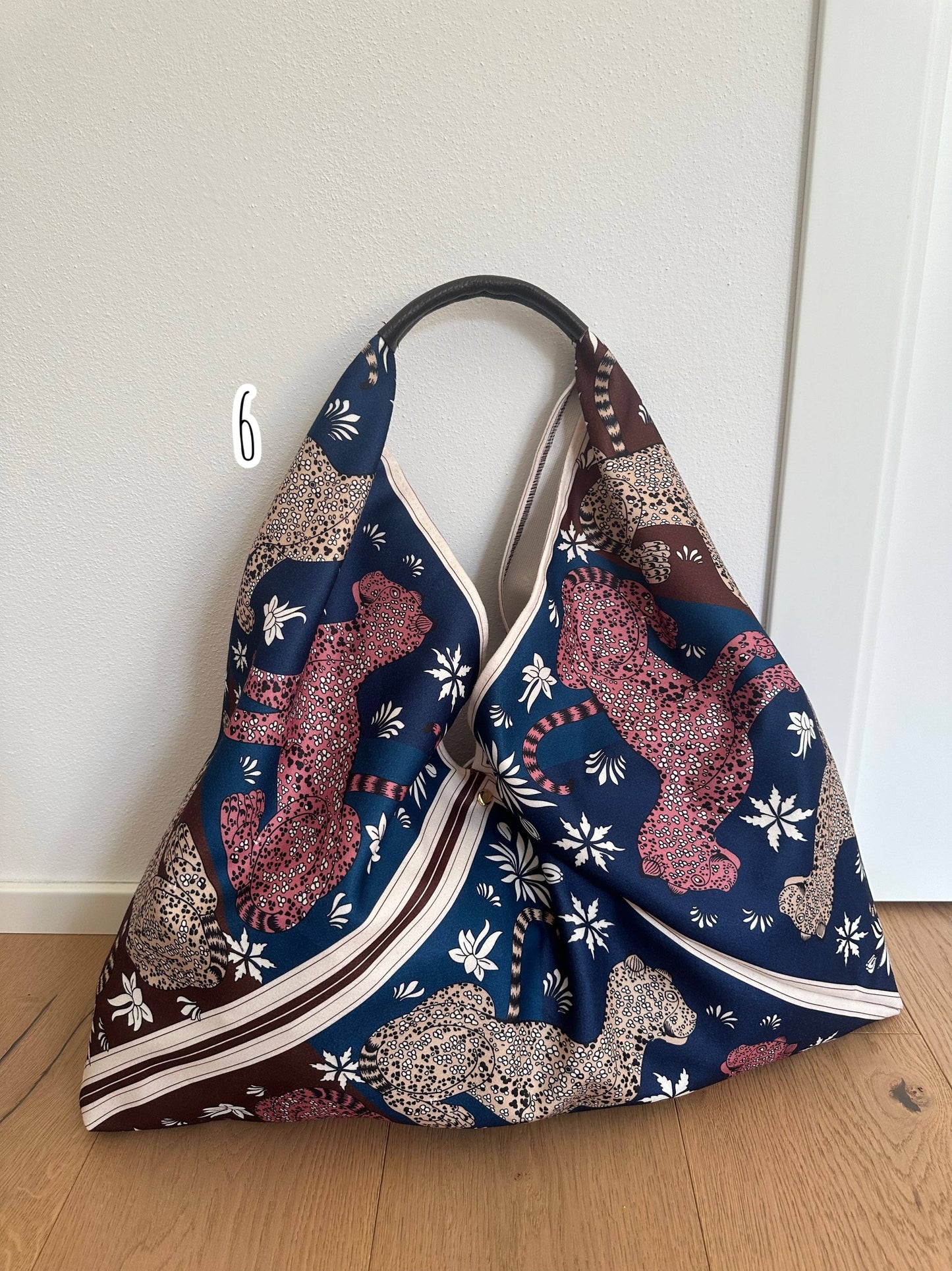 Sac Foulard Large avec Poignée en Cuir Véritable Motifs Félins - Une Autre Maison