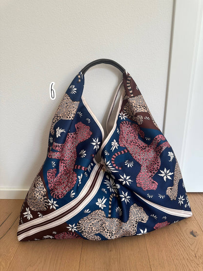 Sac Foulard Large avec Poignée en Cuir Véritable Motifs Félins - Une Autre Maison
