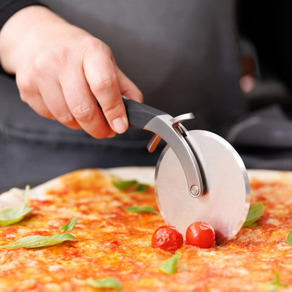 Roulette à Pizza avec Dough Docker Pique-Pâte - Microplane