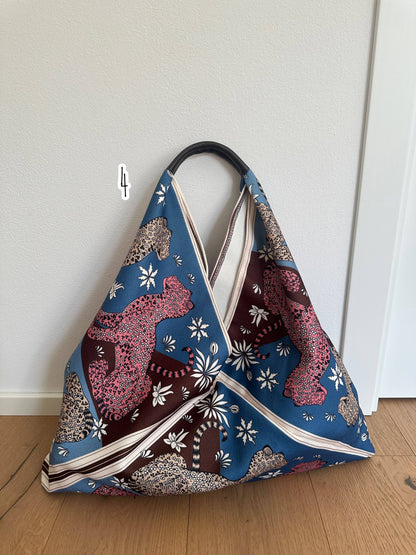 Sac Foulard Large avec Poignée en Cuir Véritable Motifs Félins - Une Autre Maison