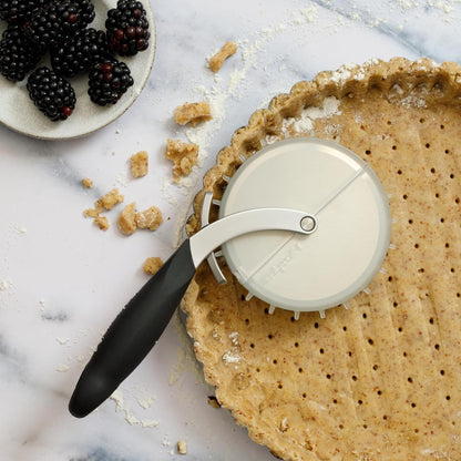 Roulette à Pizza avec Dough Docker Pique-Pâte - Microplane