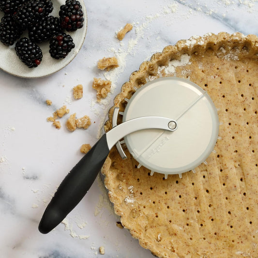 Roulette à Pizza avec Dough Docker Pique-Pâte - Microplane