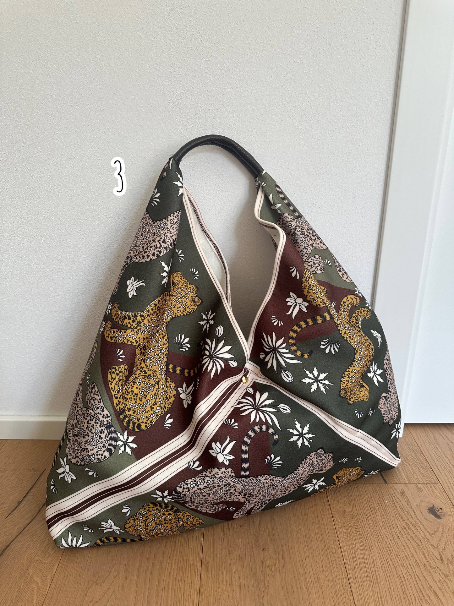 Sac Foulard Large avec Poignée en Cuir Véritable Motifs Félins - Une Autre Maison