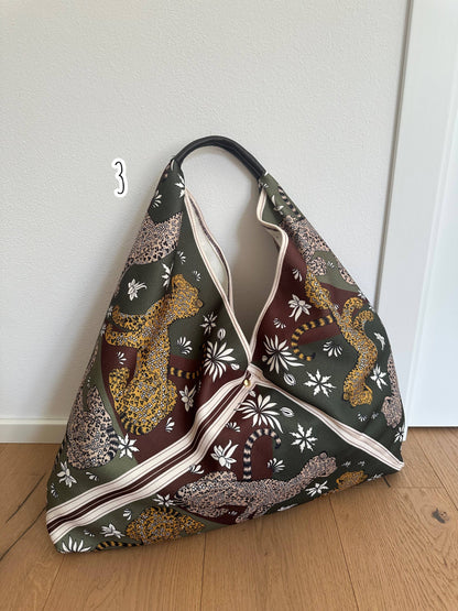 Sac Foulard Large avec Poignée en Cuir Véritable Motifs Félins - Une Autre Maison