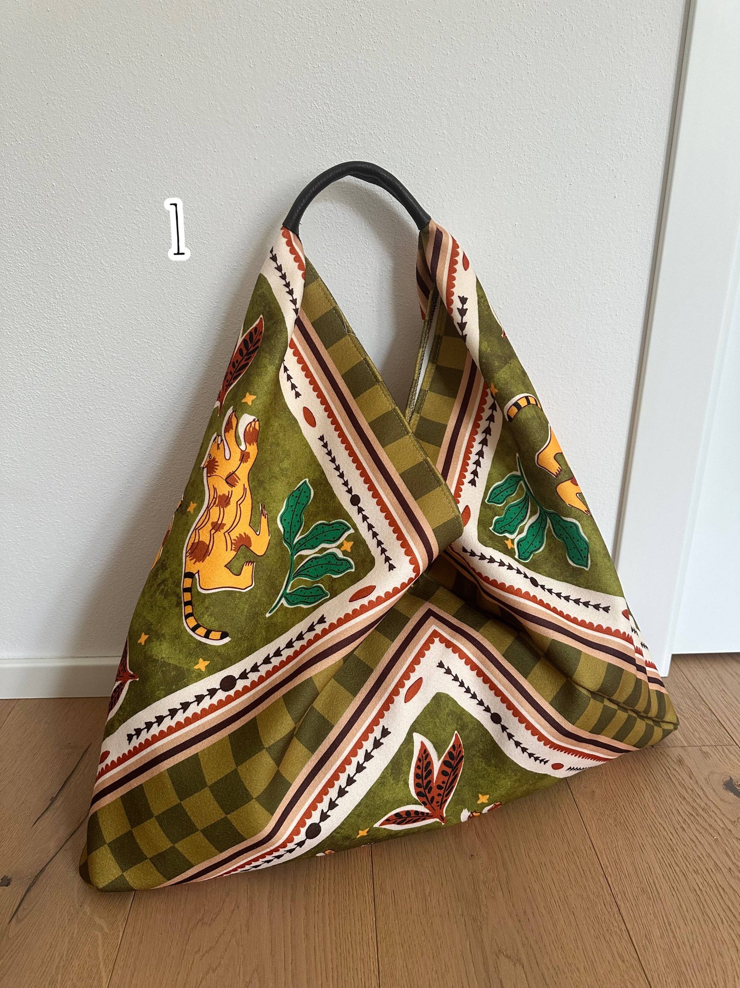 Sac Foulard Large avec Poignée en Cuir Véritable Motifs Félins - Une Autre Maison