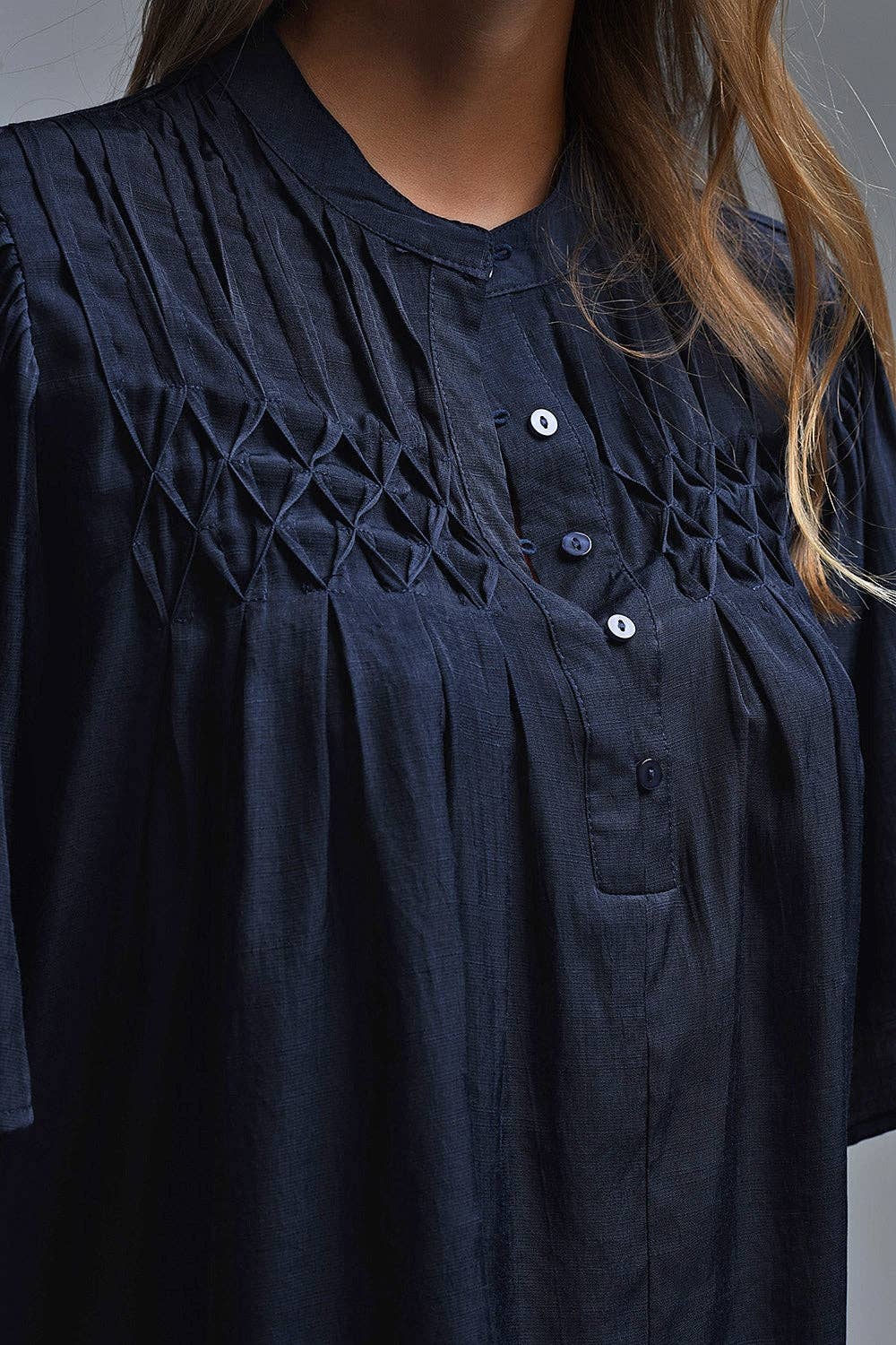 Blouse bohème bleu marine décontractée avec détails brodés