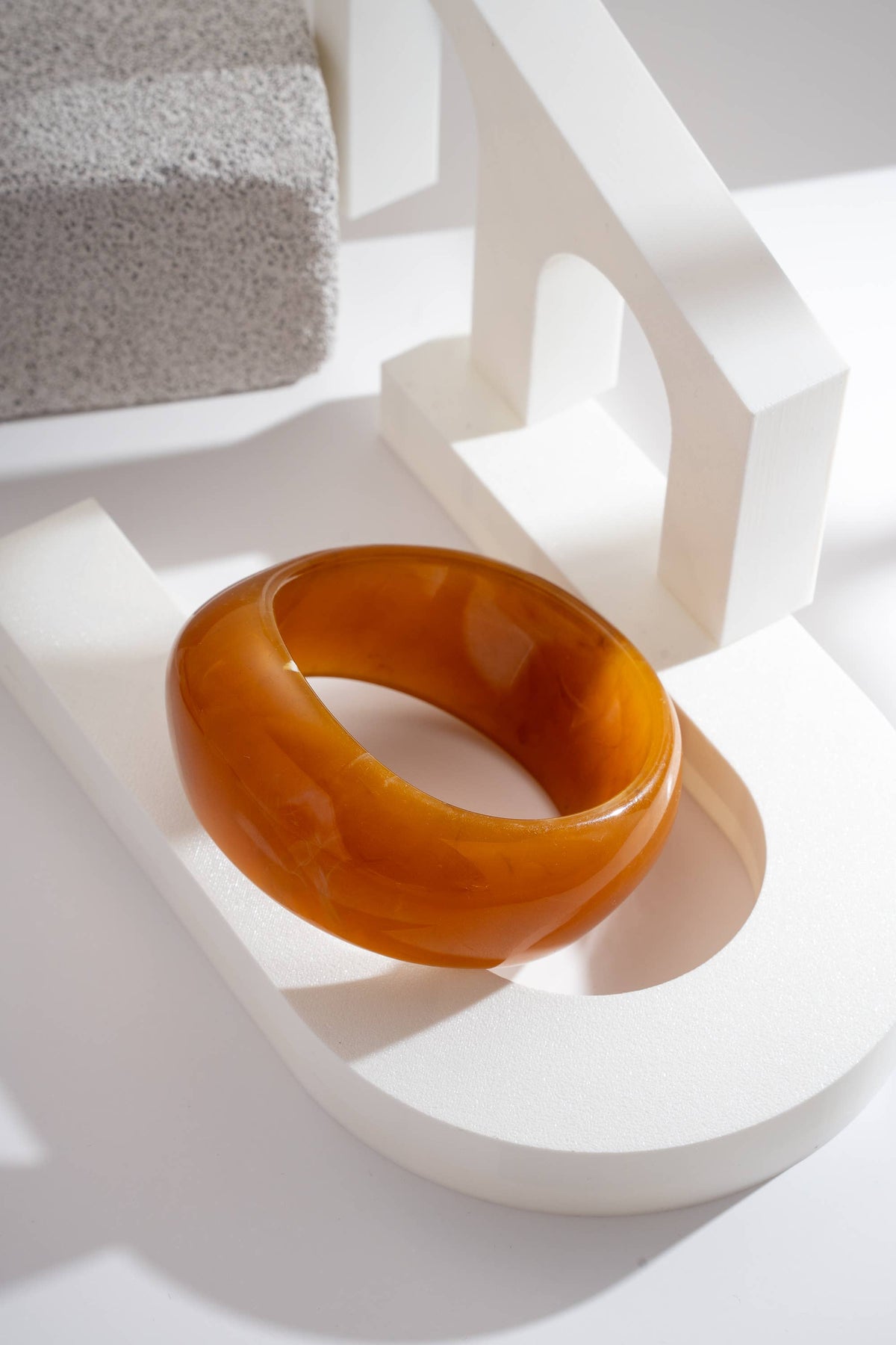 Bracelets Jonc résine formes organiques, couleurs chic