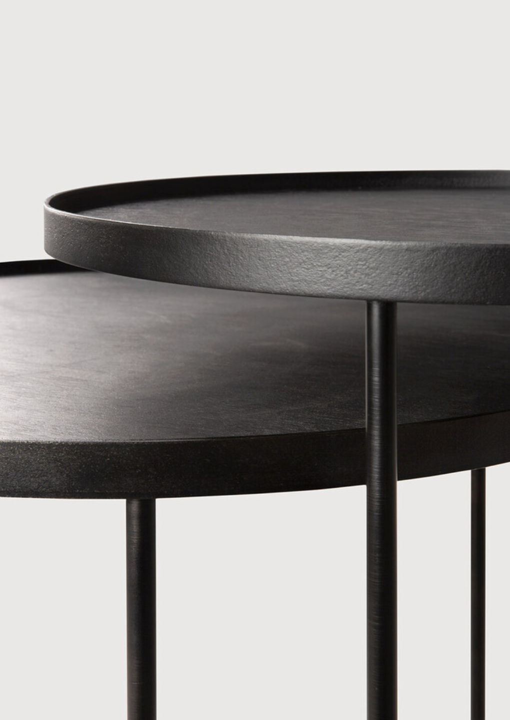 Set de 2 Tables d'Appoint à Plateau en Bois Noir - Ethnicraft