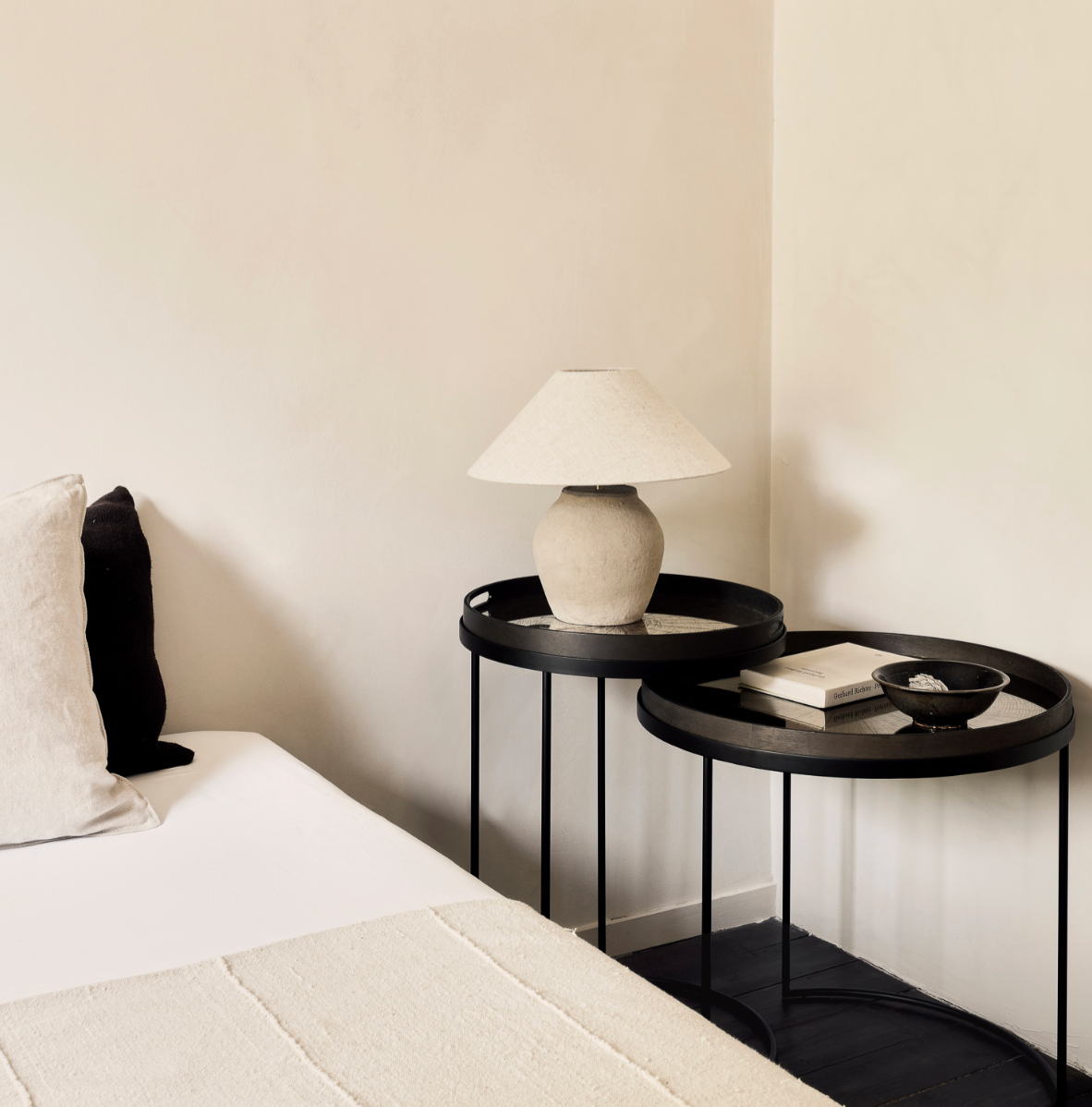 Set de 2 Tables d'Appoint à Plateau en Bois Noir - Ethnicraft