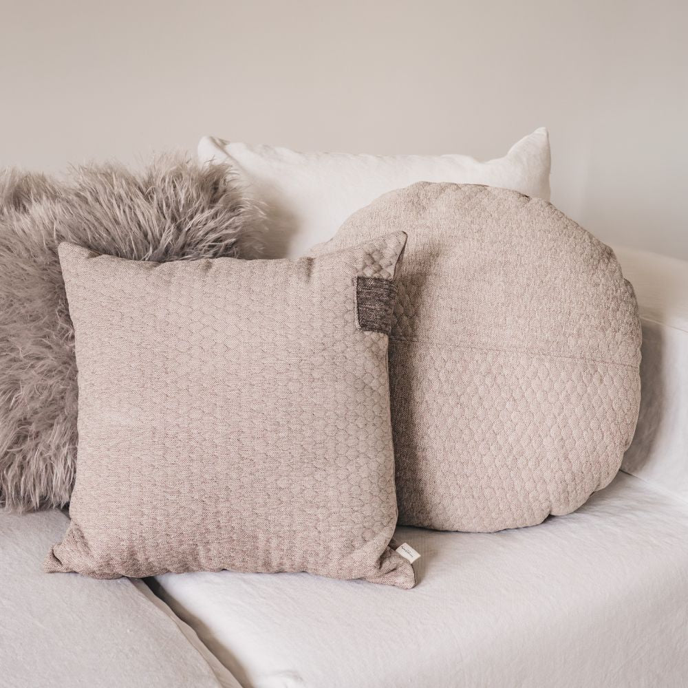 Coussin Vigogne Motifs Nid d'Abeille 50x50 cm - Bedandphilosophy