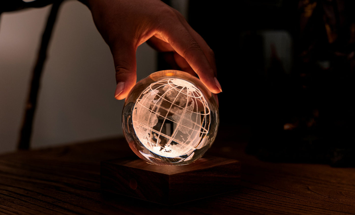 Lampe en Cristal Gravé avec Socle en Noyer - Gingko