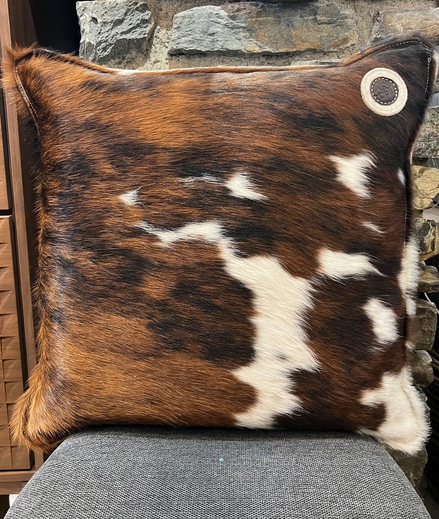 Coussin en Peau de Vache Brun/Blanc et Feutre 60x60cm - L'Atelier des Tanneries