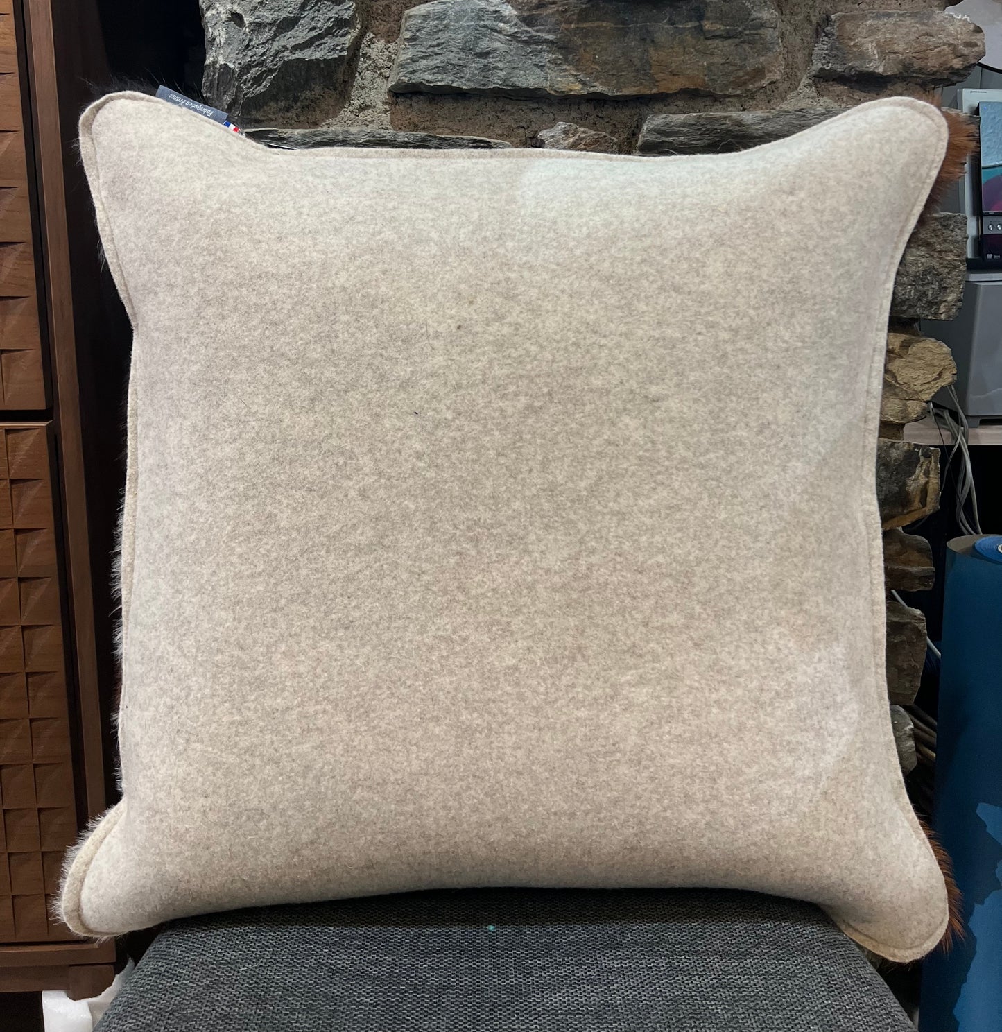 Coussin en Peau de Vache Brun/Blanc et Feutre 60x60cm - L'Atelier des Tanneries