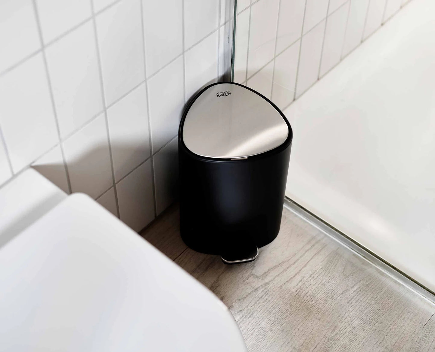 Poubelle de Salle de Bain Angulaire 5L - Joseph Joseph