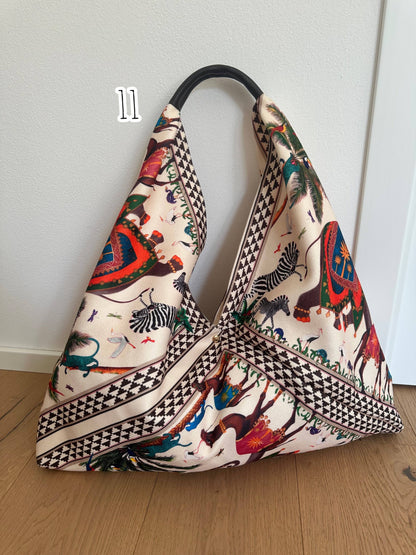 Sac Foulard Large avec Poignée en Cuir Véritable Motifs Félins - Une Autre Maison