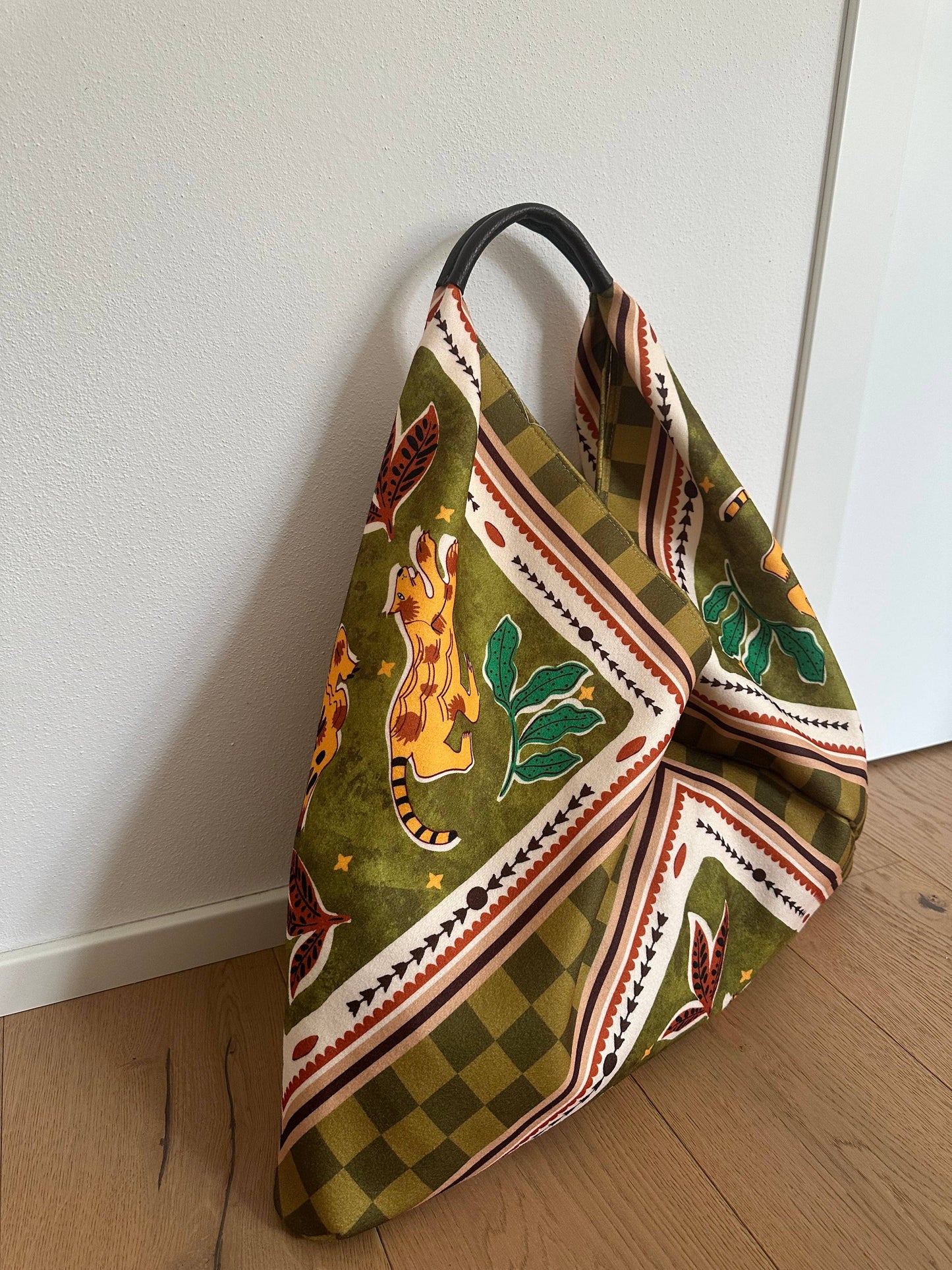 Sac Foulard Large avec Poignée en Cuir Véritable Motifs Félins - Une Autre Maison