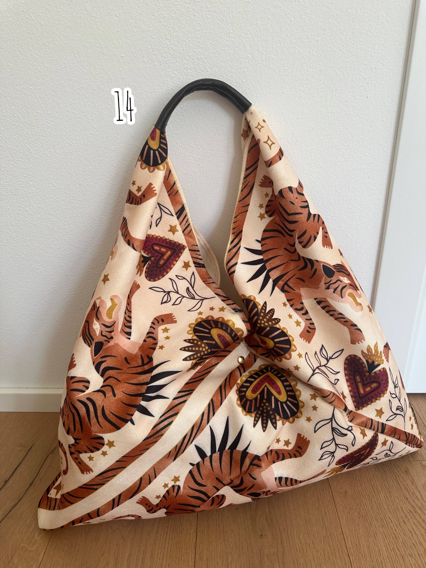 Sac Foulard Large avec Poignée en Cuir Véritable Motifs Félins - Une Autre Maison