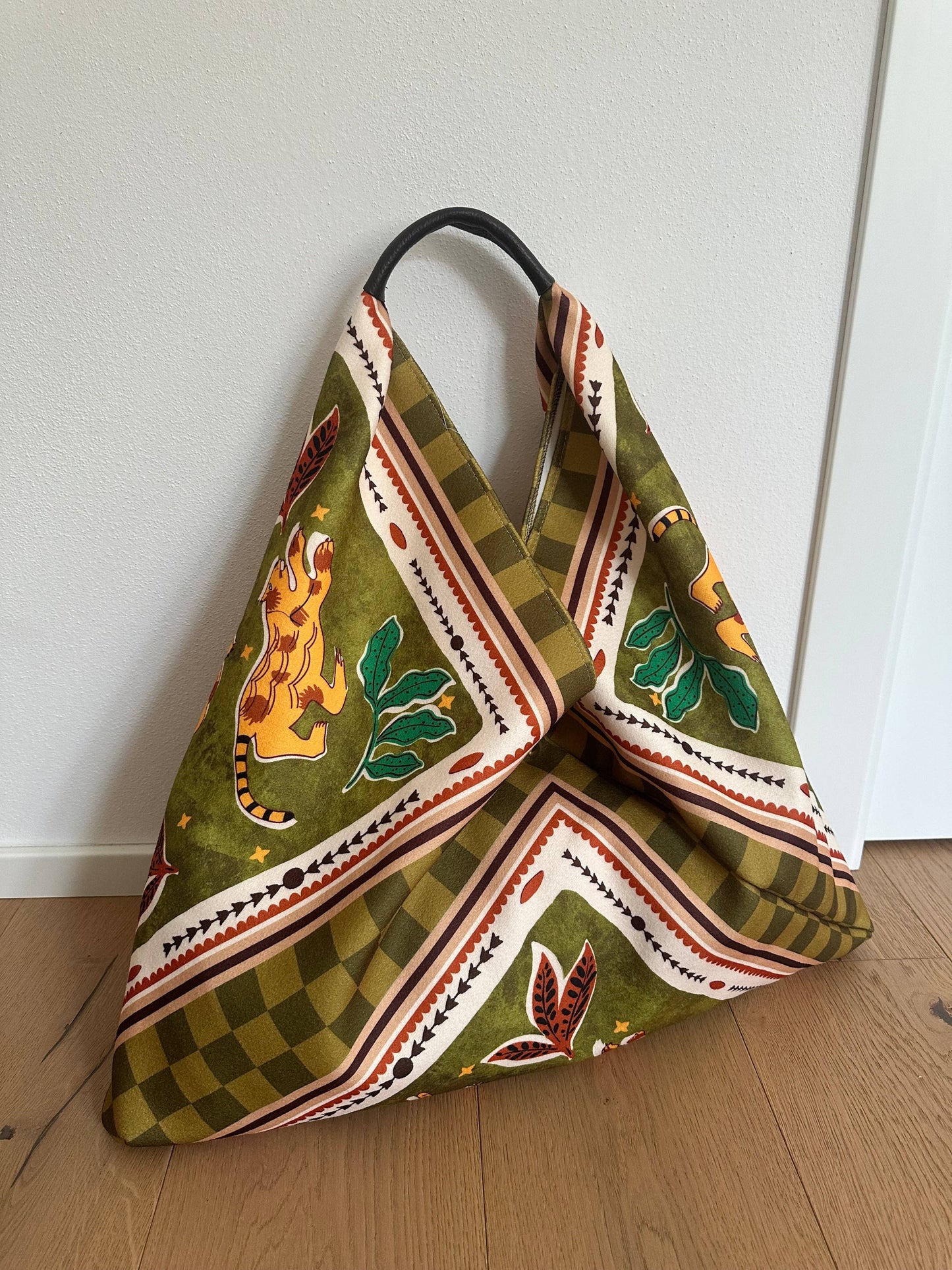 Sac Foulard Large avec Poignée en Cuir Véritable Motifs Félins - Une Autre Maison
