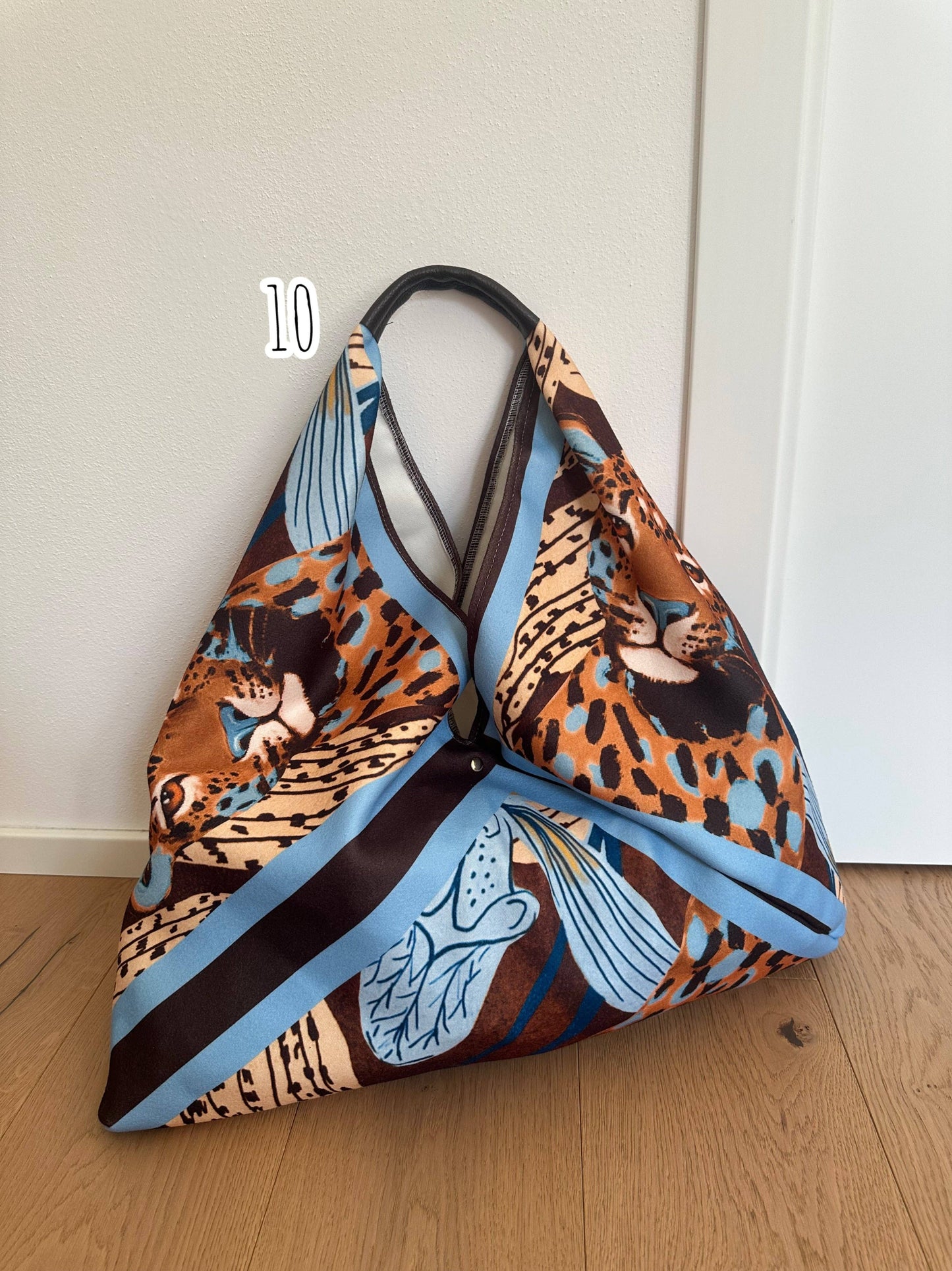 Sac Foulard Large avec Poignée en Cuir Véritable Motifs Félins - Une Autre Maison