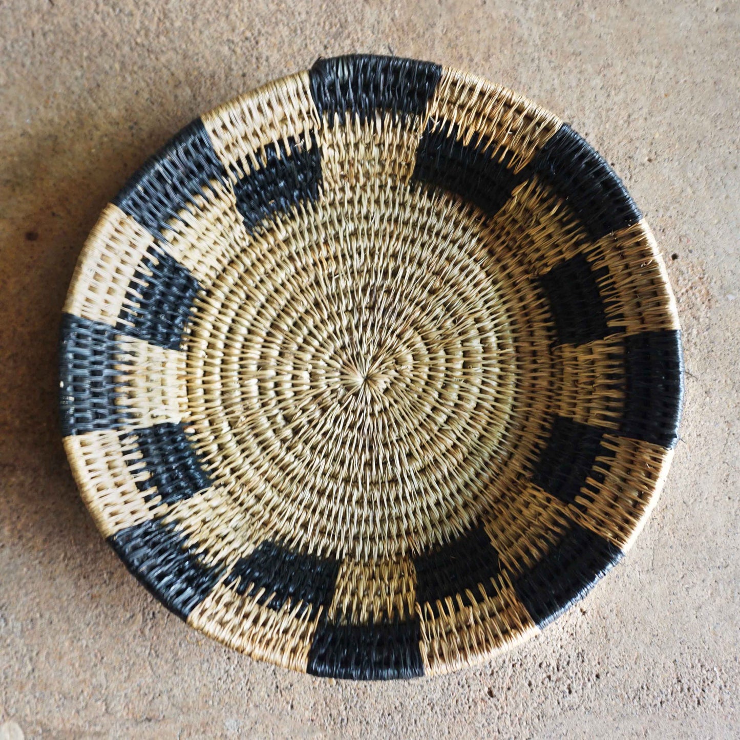 Corbeille Artisanale en Herbe Séchée Naturel et Noir - Danyé