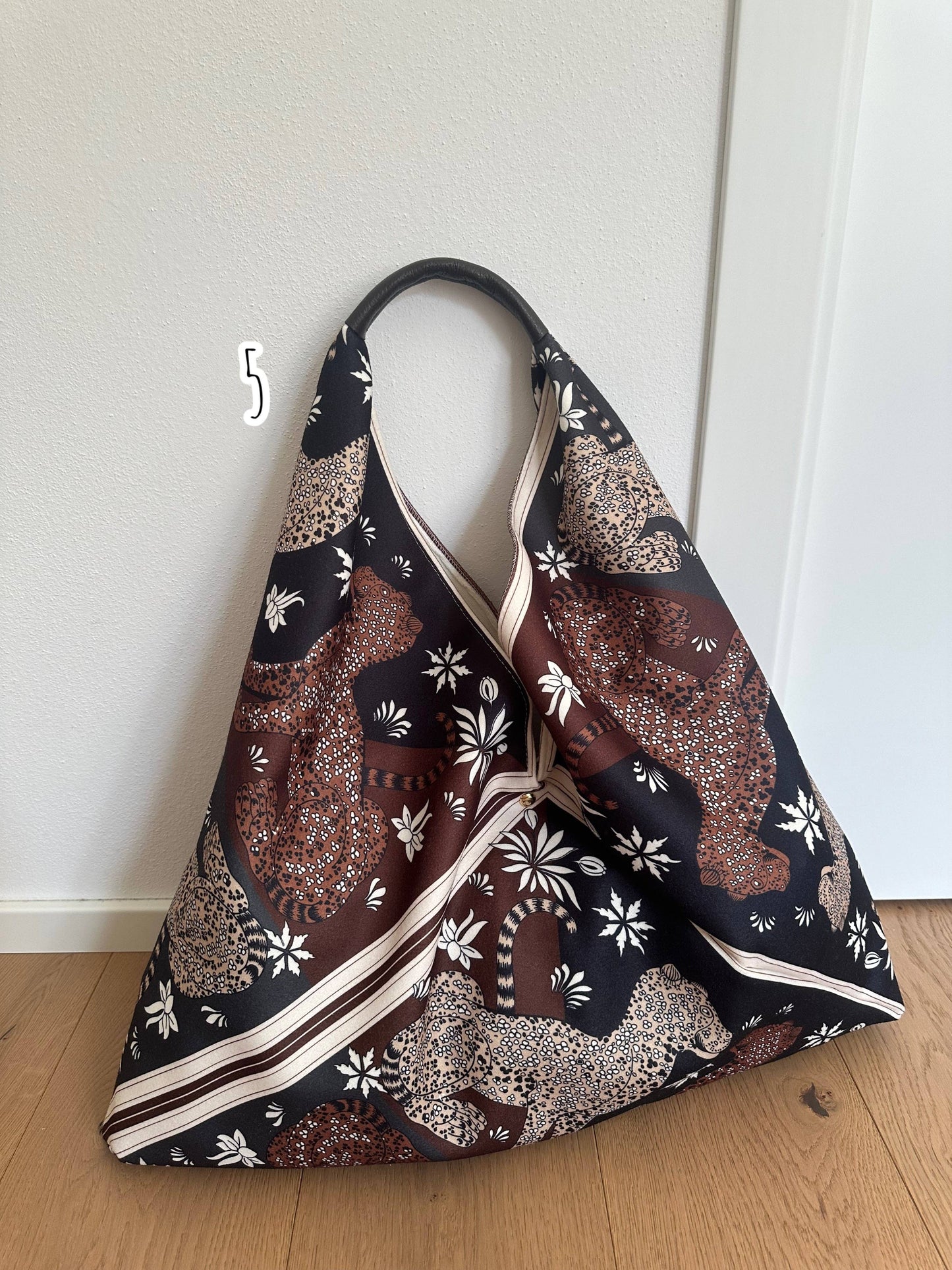 Sac Foulard Large avec Poignée en Cuir Véritable Motifs Félins - Une Autre Maison