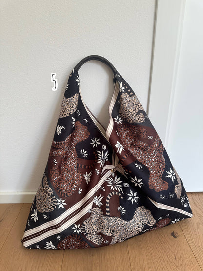 Sac Foulard Large avec Poignée en Cuir Véritable Motifs Félins - Une Autre Maison