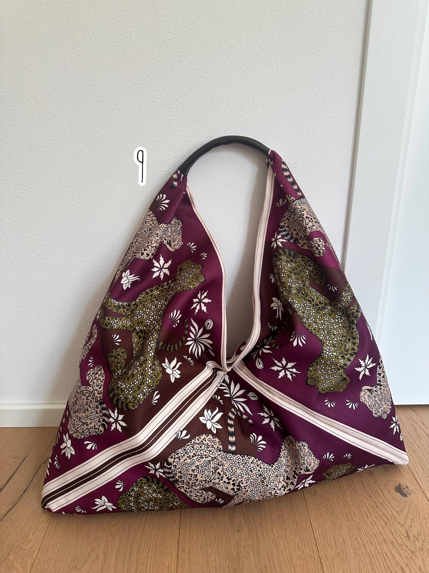 Sac Foulard Large avec Poignée en Cuir Véritable Motifs Félins - Une Autre Maison