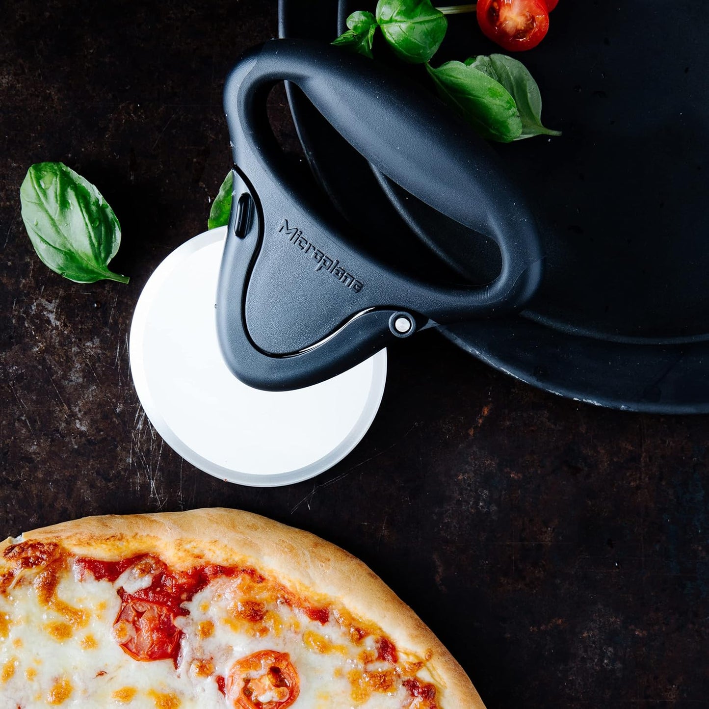 Roulette à Pizza avec Manche Ergonomique - Microplane