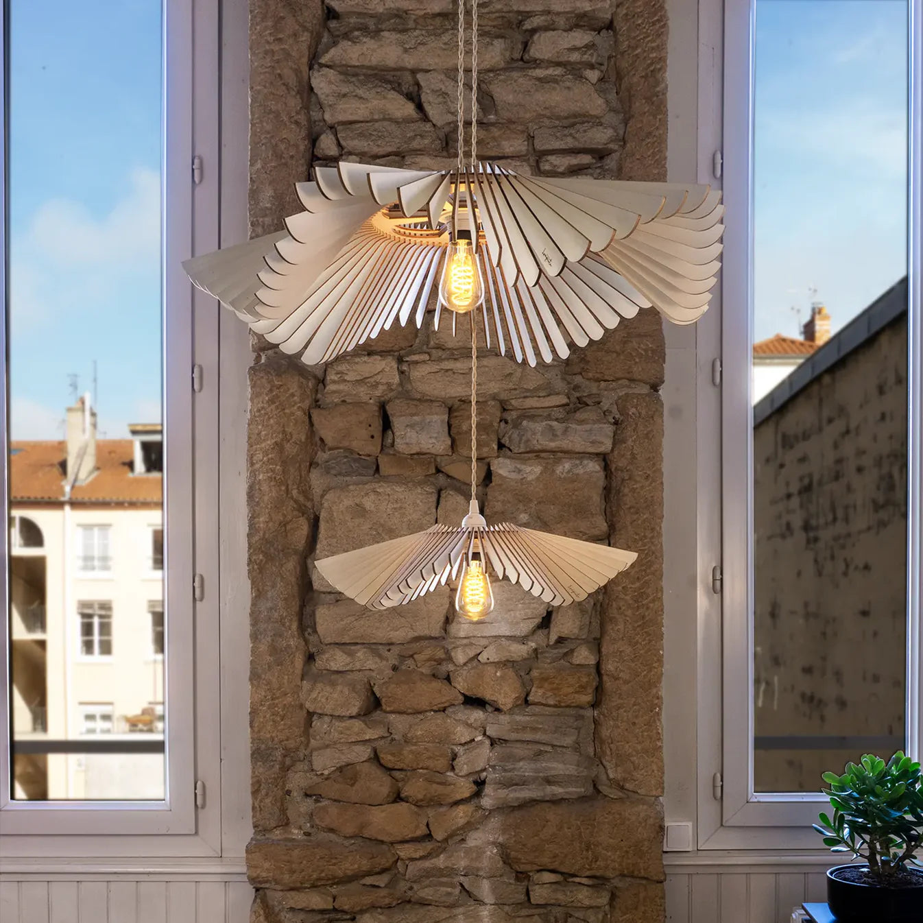 Suspension Rose en Bois Câble Ajustable avec Ampoule - Atelier Loupiote